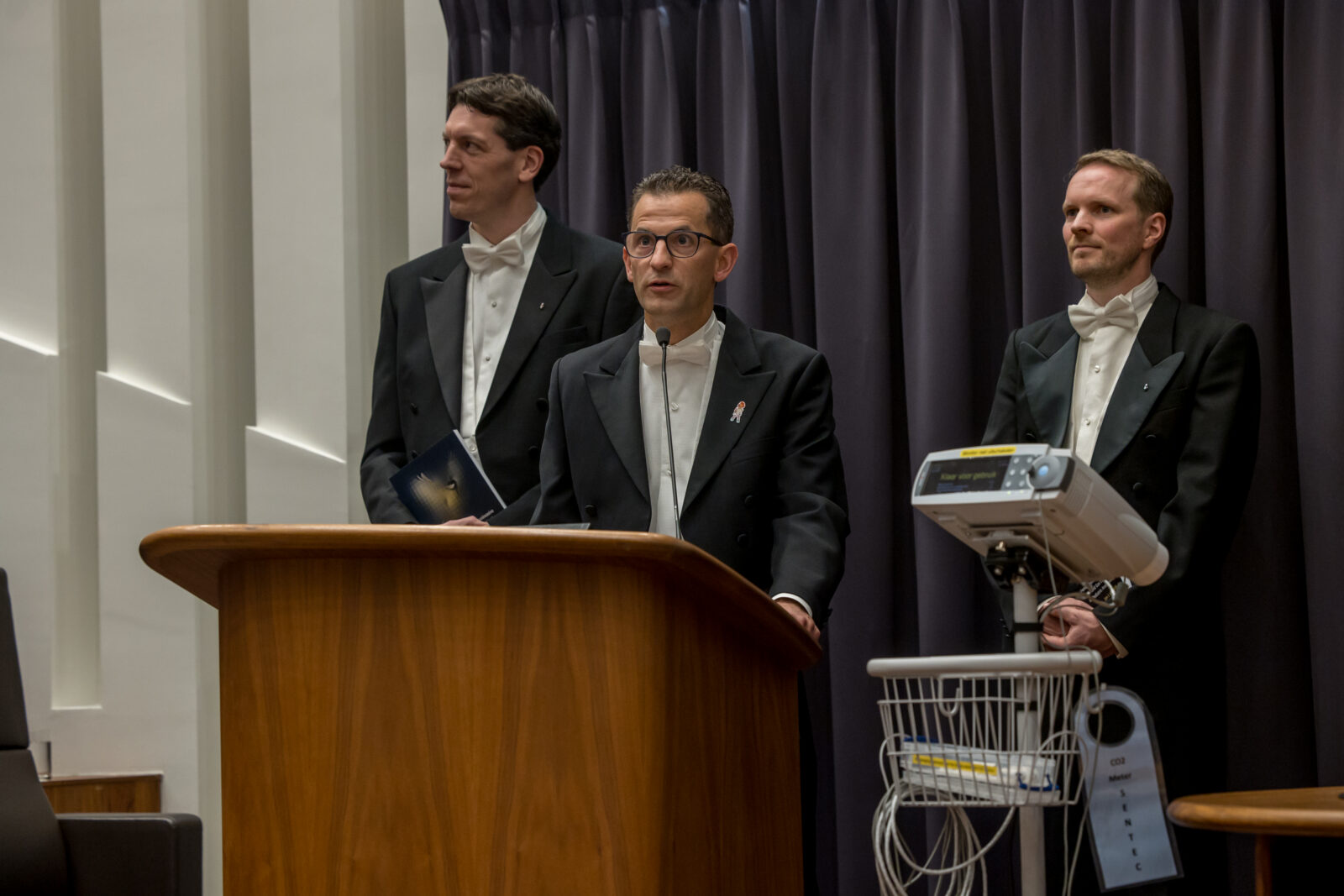 Jan Jacob van Wijk in gesprek met de commissie